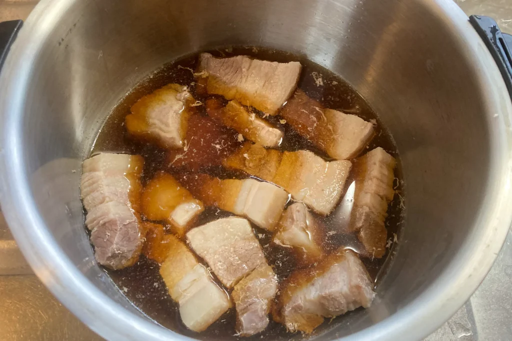 下処理後の豚肉と、調味料を鍋に入れる。