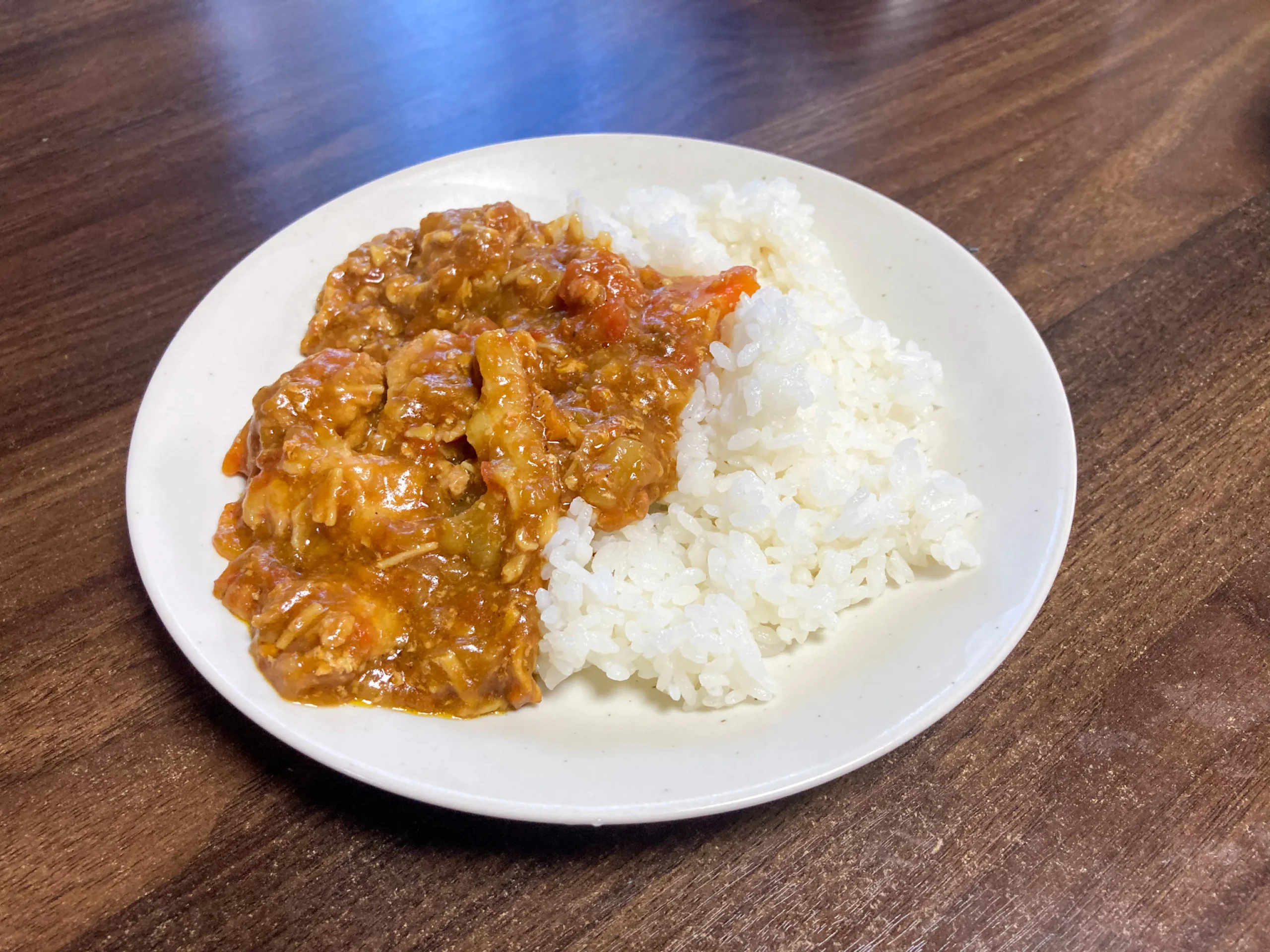 皿に盛られた豚肉と野菜のカレーとご飯