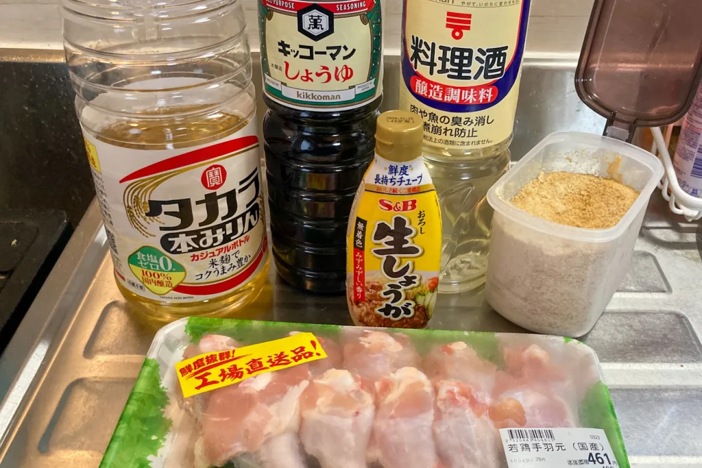 鶏肉と調味料（みりん、しょうゆ、料理酒、おろし生しょうが、砂糖）の準備