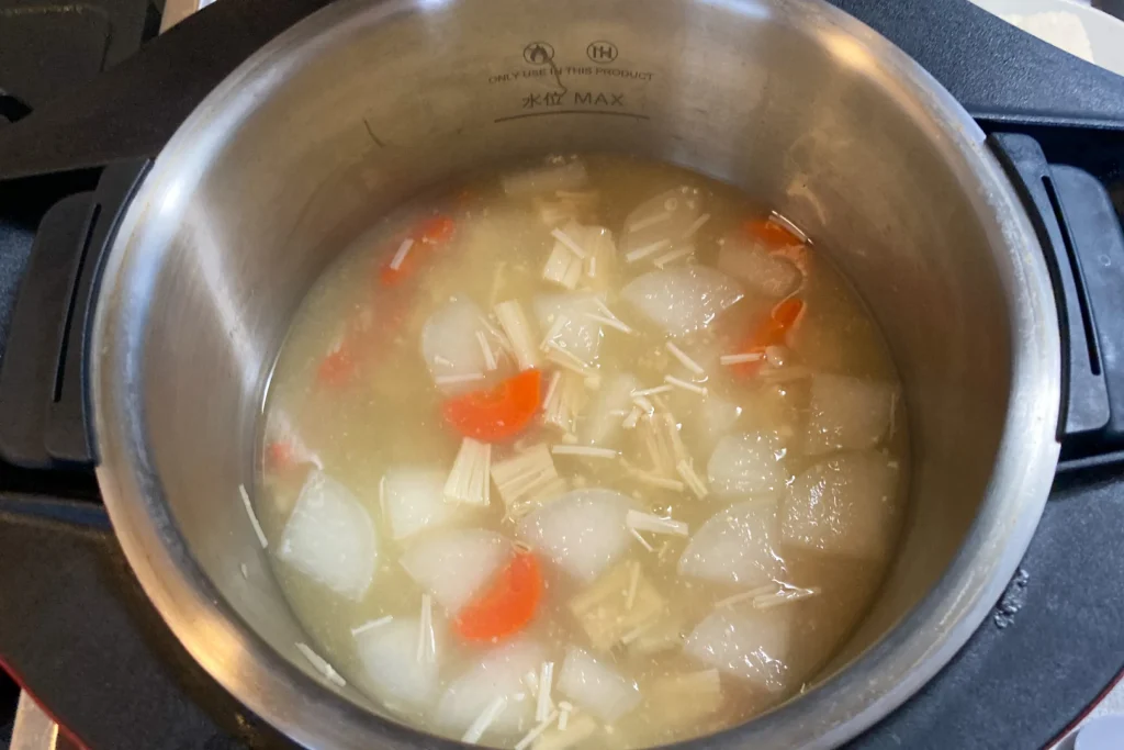 ホットクックで調理中のにんじんと大根の味噌汁