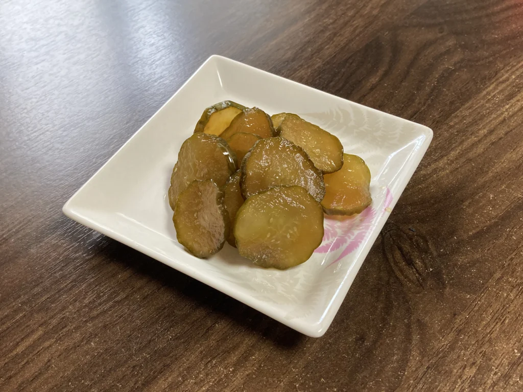 小皿に盛り付けられたホットクックで作ったきゅうりの煮物