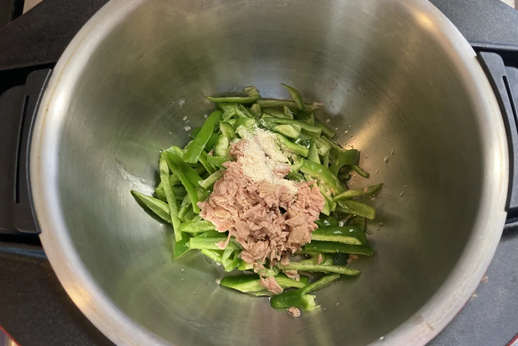 ホットクック内鍋に入ったピーマンとツナ、調味料が加えられた調理途中の状態