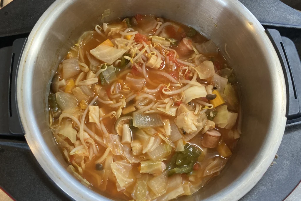ホットクックの鍋で煮込まれた野菜たっぷりのスープの完成直後の様子