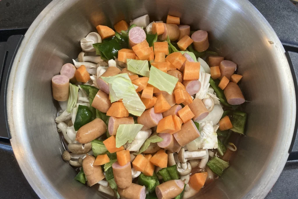 ホットクックの内鍋に、カットした野菜とウインナーをすべて入れた状態