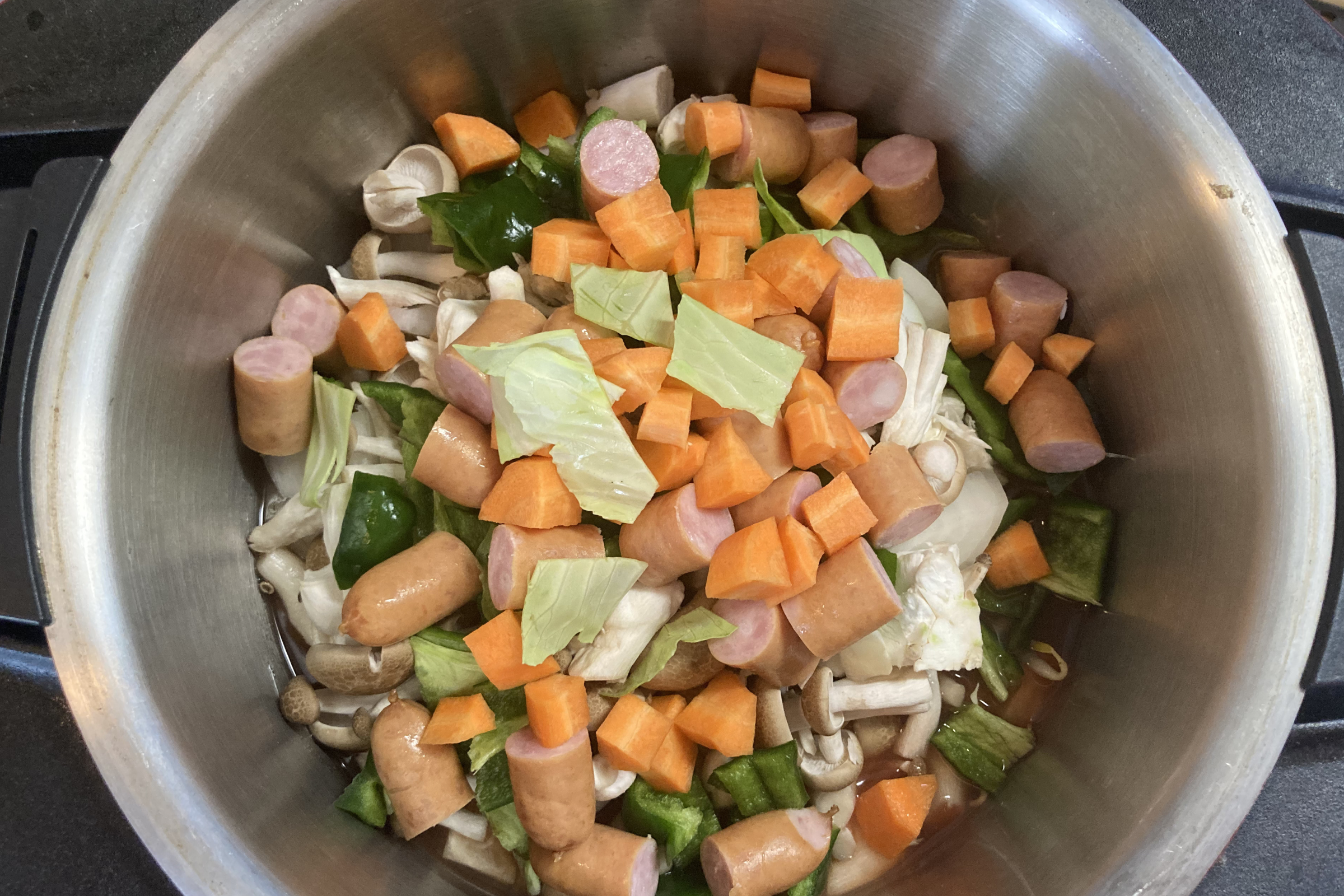 ホットクックの内鍋に、カットした野菜とウインナーをすべて入れた状態