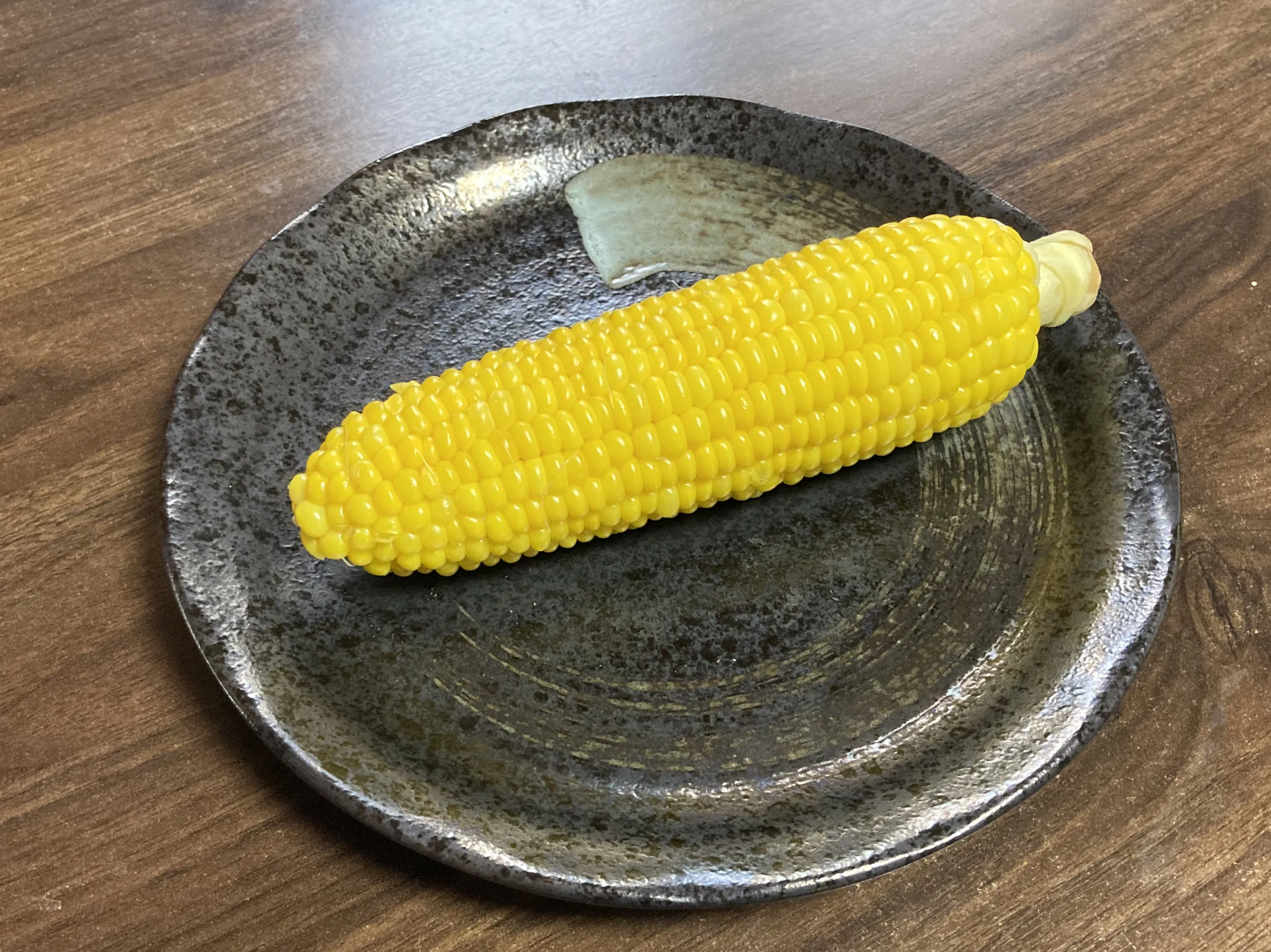 蒸したとうもろこしが和風の皿に盛られている完成品