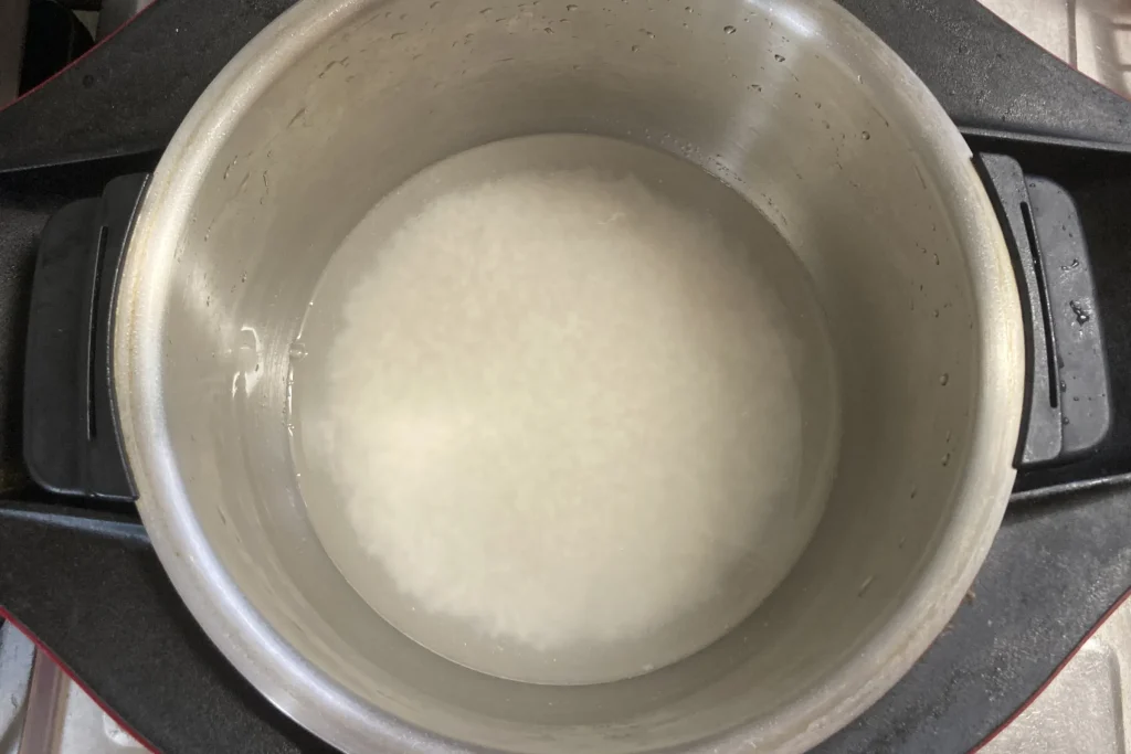 ホットクックに浸した米が水に沈んでいる様子