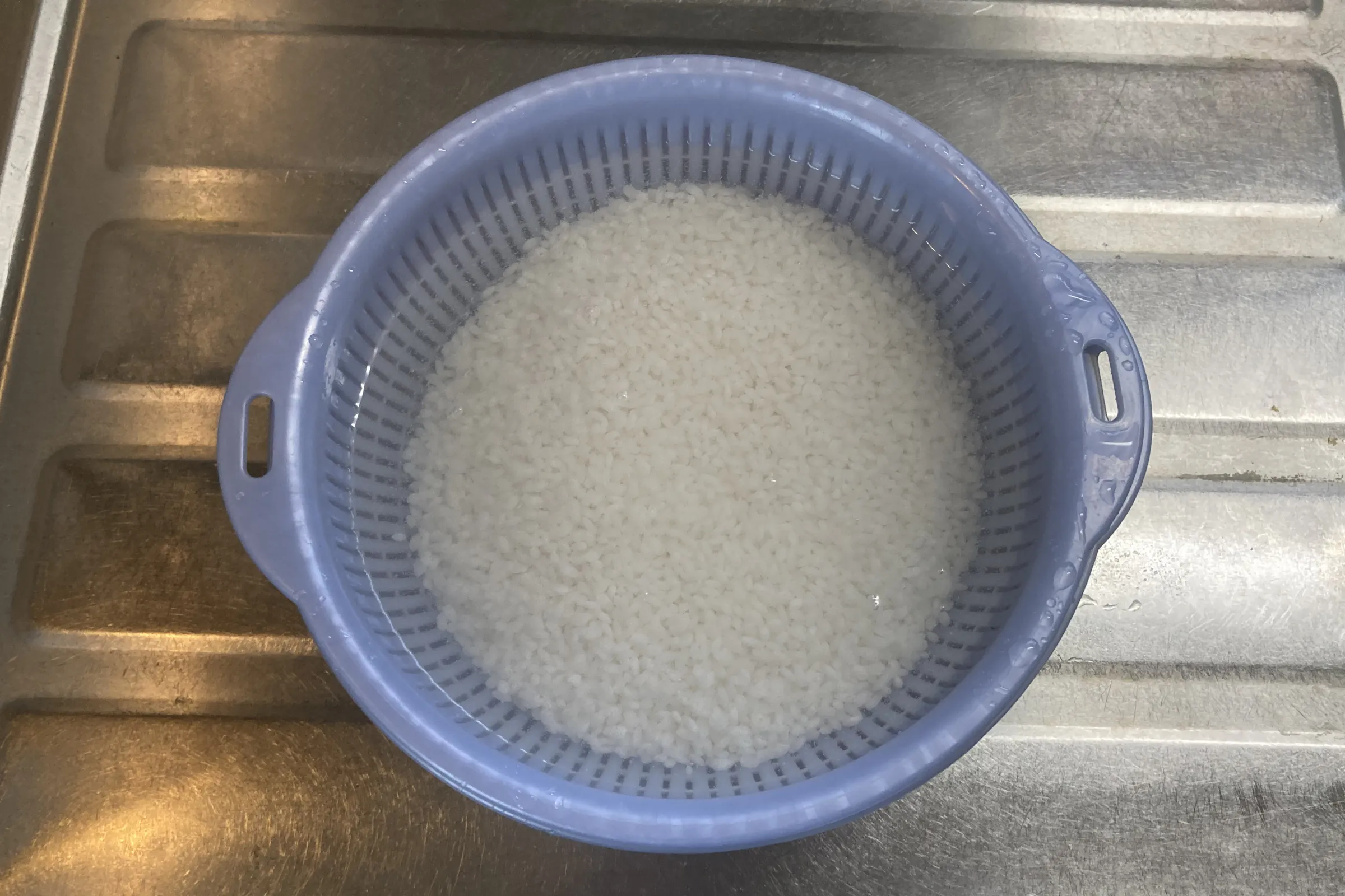30分給水した米がざるに入っている状態