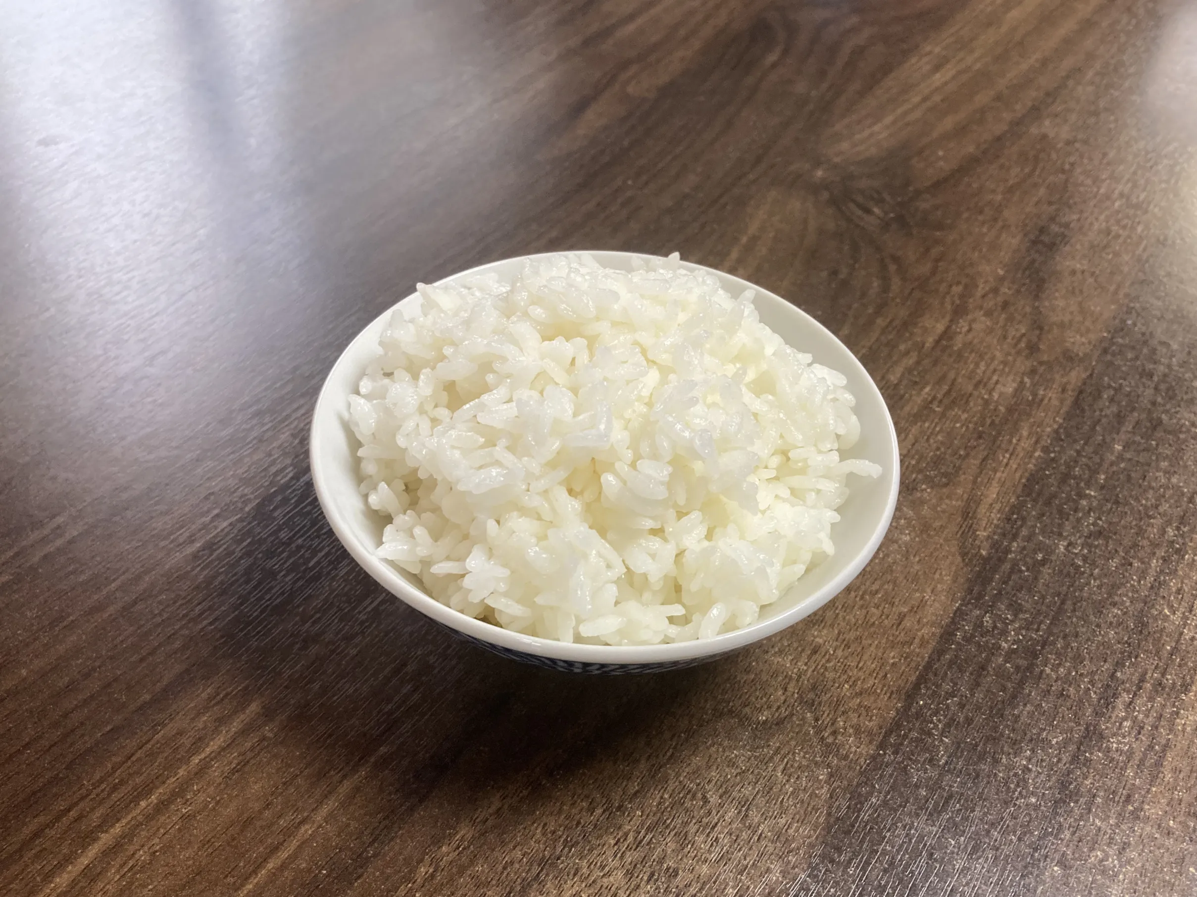 テーブルに置かれた白いご飯の茶碗
