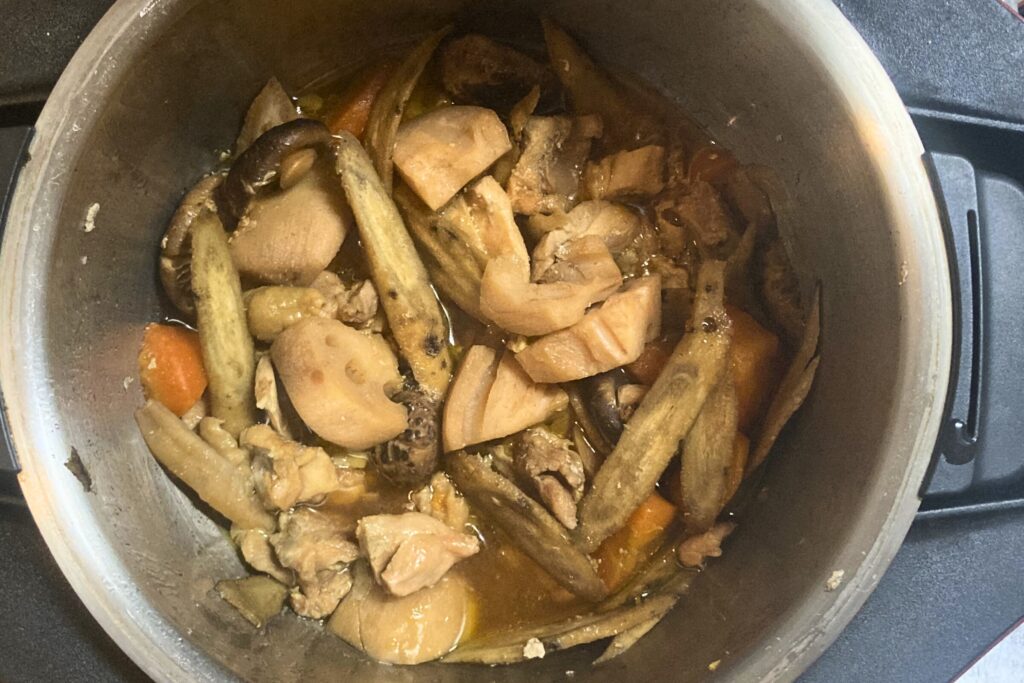 調理が完了し、味が染みて茶色く色づいた筑前煮。ホットクックの鍋の中で具材が柔らかく煮上がっている。