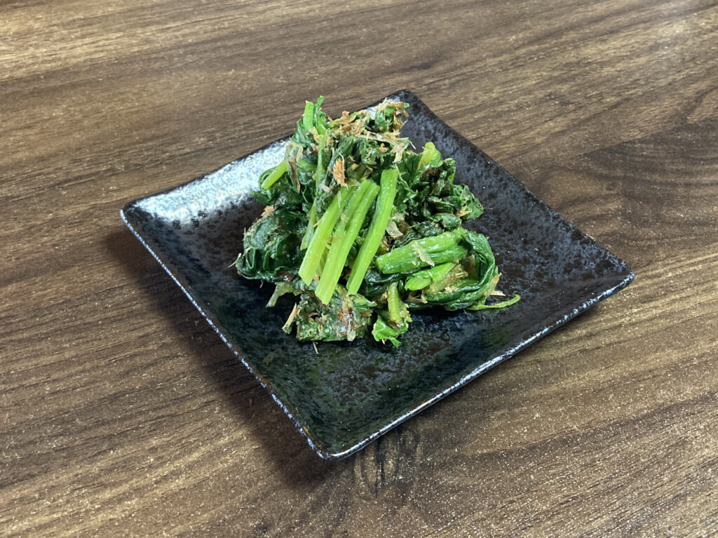 ホットクックであく抜きしたほうれん草で作るおかか和えの完成写真。鮮やかな緑色のほうれん草にたっぷりの鰹節が絡み、醤油の香ばしさが漂う、火を使わず3分で完成する手軽な時短副菜です。