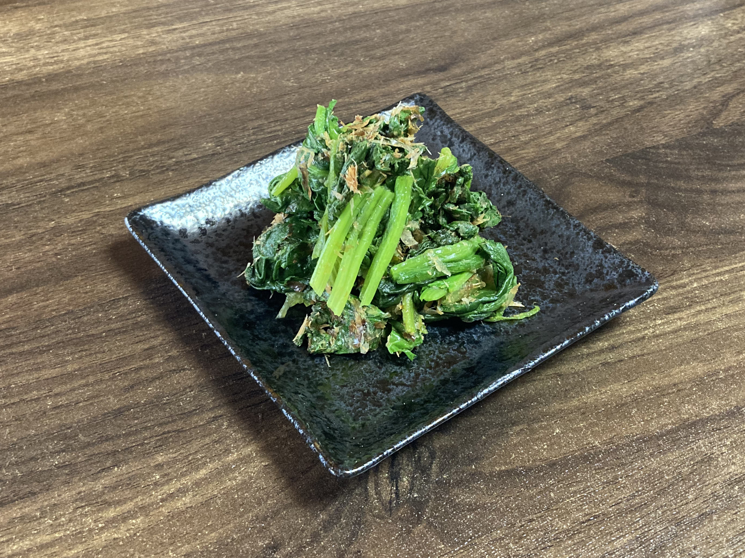 ホットクックであく抜きしたほうれん草で作るおかか和えの完成写真。鮮やかな緑色のほうれん草にたっぷりの鰹節が絡み、醤油の香ばしさが漂う、火を使わず3分で完成する手軽な時短副菜です。