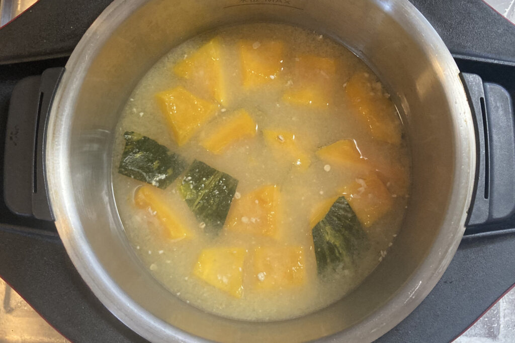 ホットクックの内鍋で調理が完了したかぼちゃの味噌汁。かぼちゃが柔らかく煮え、全体に味噌が溶き入れられている。