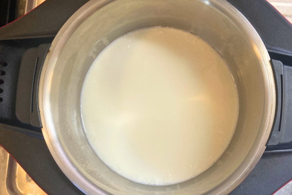 ホットクックでの加熱調理が完了し、白く固まった自家製ヨーグルト。内鍋の中に滑らかに成形されている。