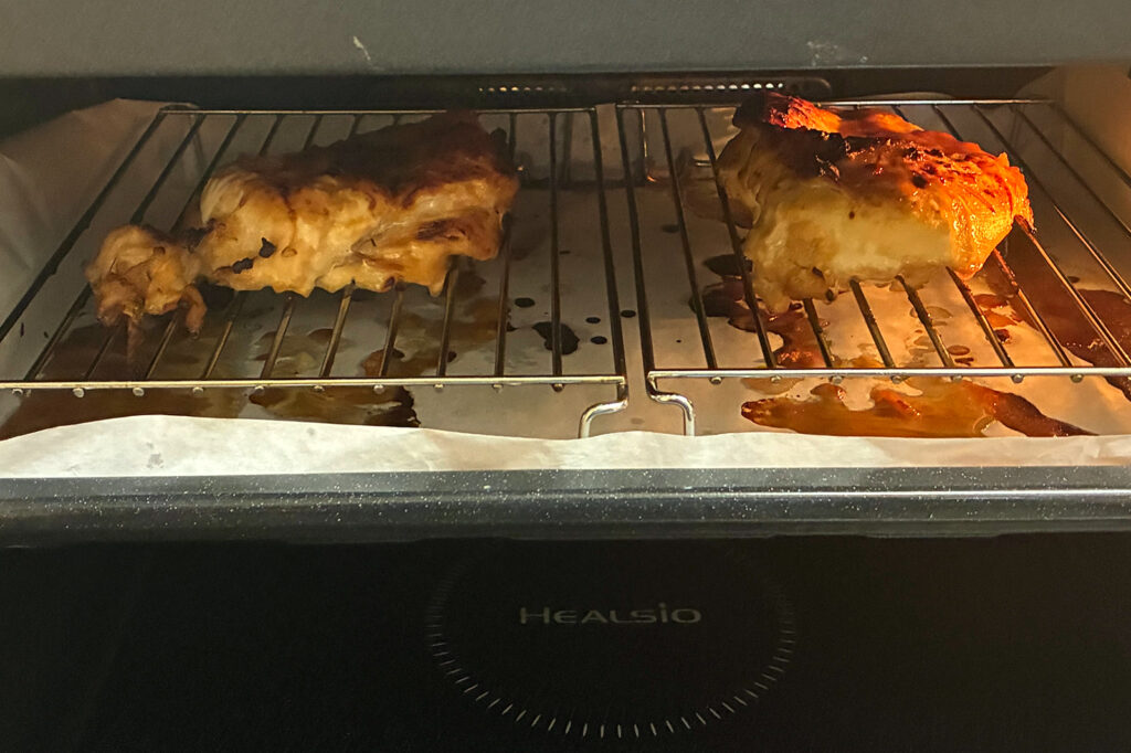 ヘルシオの庫内で焼き上がった鶏むね肉2枚。網の上で表面にこんがりと焼き色がついている