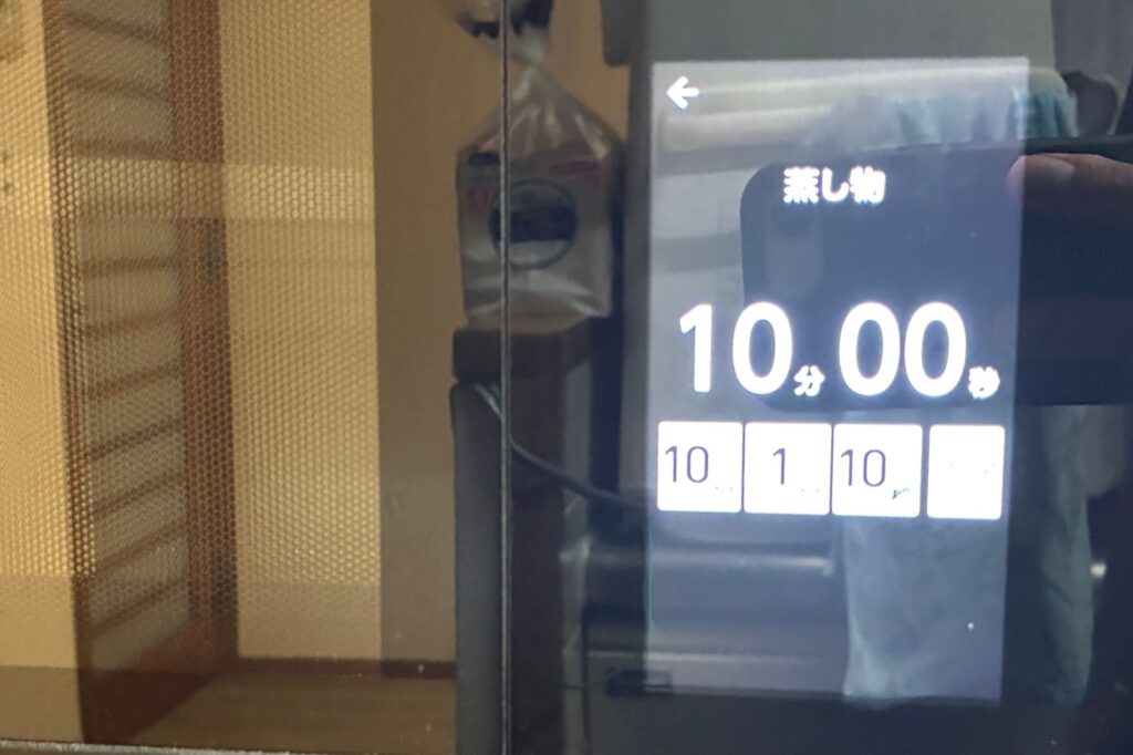 ヘルシオの操作パネルに、蒸し物モードで加熱時間10分00秒が設定されている画面