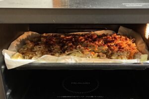加熱が終わり扉を開けたヘルシオの庫内。角皿にのった焼きそばの肉と野菜に焼き色がついている。