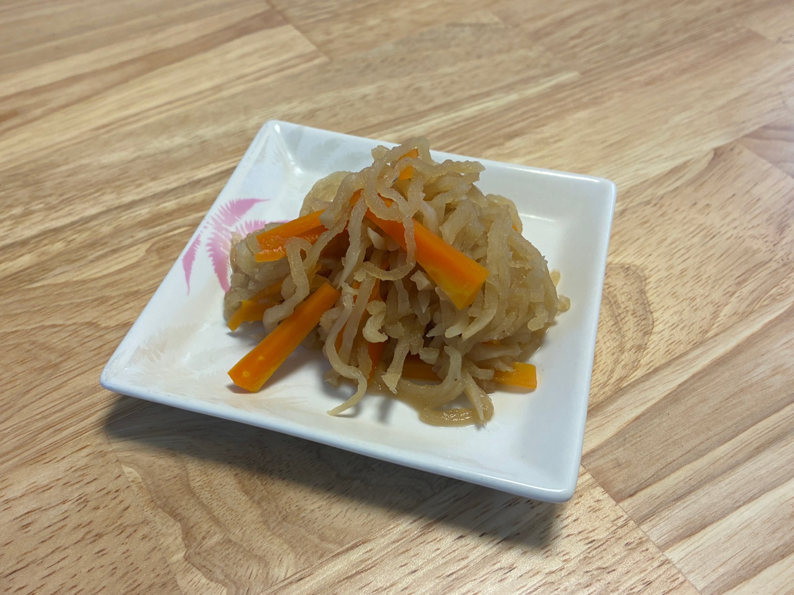ホットクックで作った切り干し大根の煮物を白い角皿に盛りつけたところ