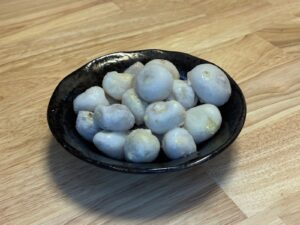 ホットクックで蒸して皮をむいた里芋（おちこ）