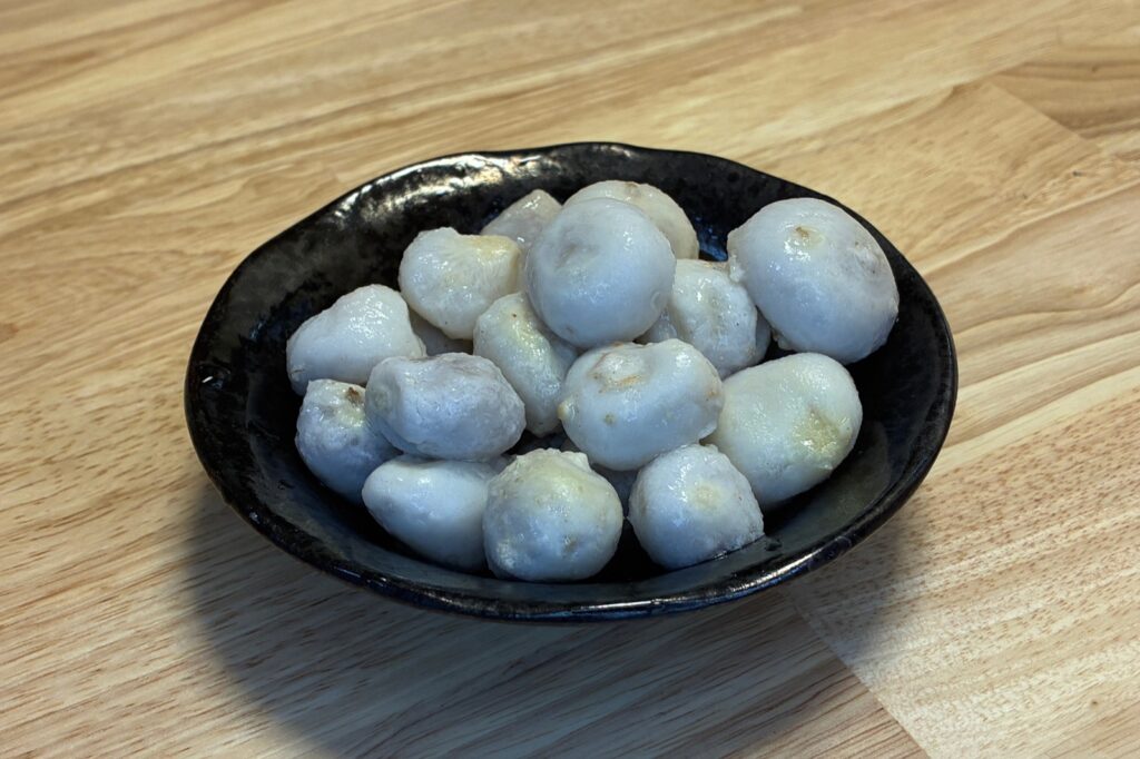 皮をむいて器に盛った蒸し里芋(おちこ)