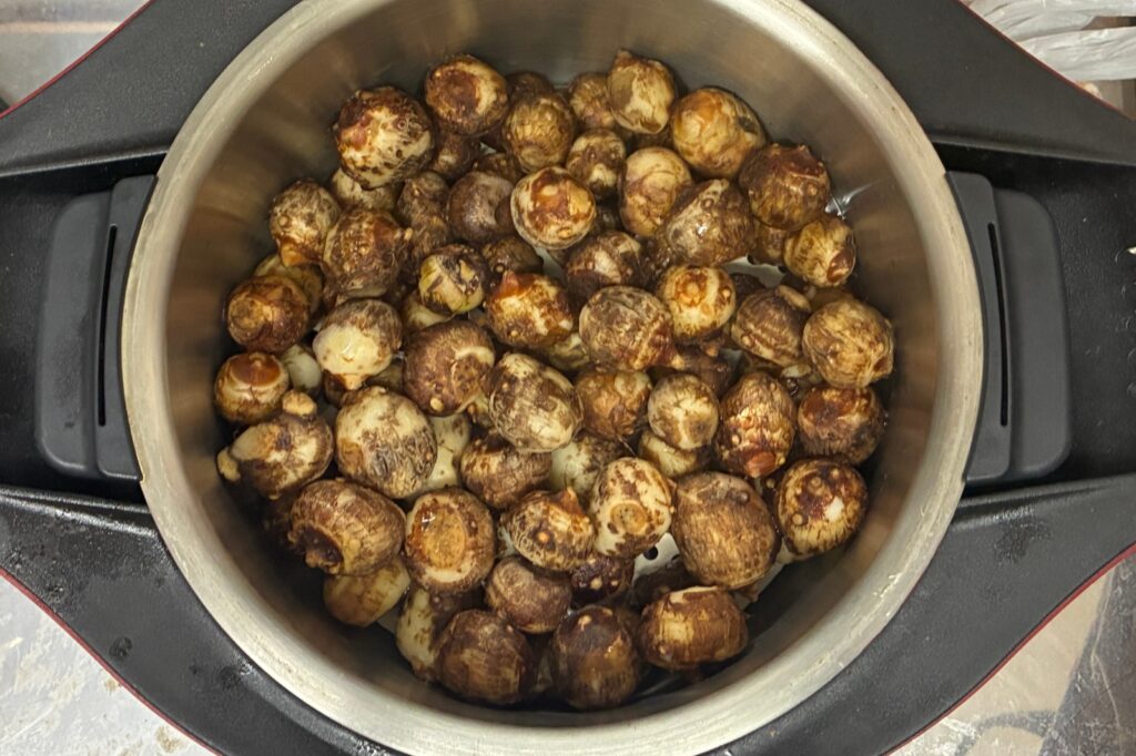 ホットクックで20分蒸し上がった皮つきの里芋